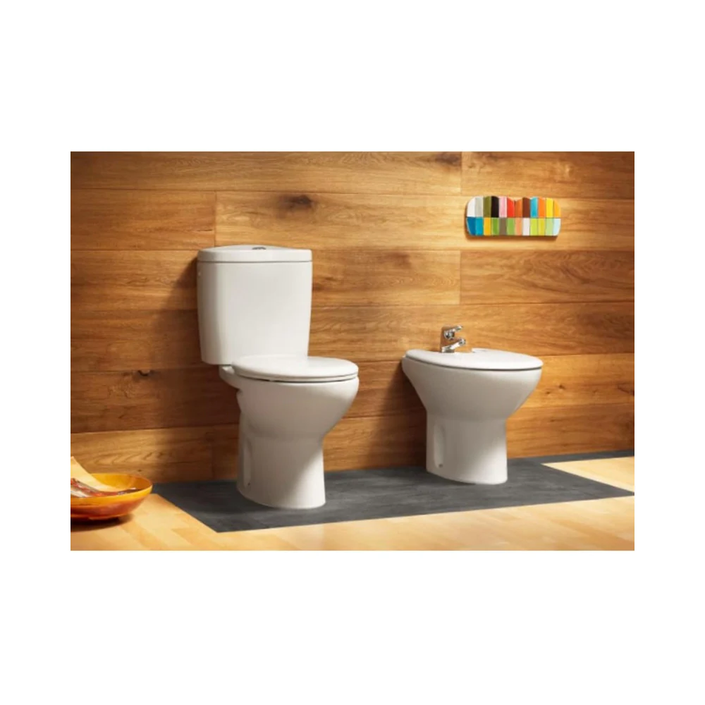 Baño cn toque de madera elgante y muestra Bidé marca ROCA